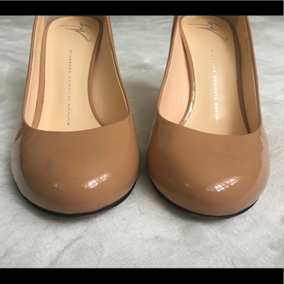 Giuseppe Zanotti nude/ tan round toe patent leather pumps 👠 Sz 40 EU - Picture 2 of 8